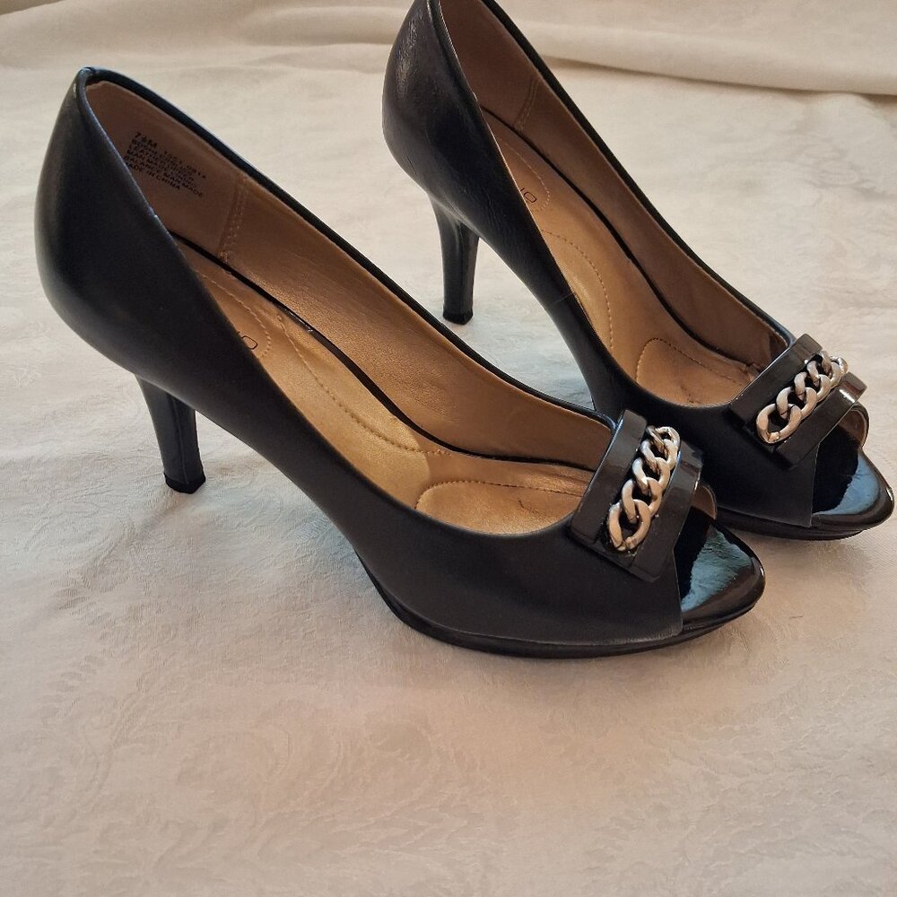 Peep-toe heels in Black Leather with Warm Silver Chain
